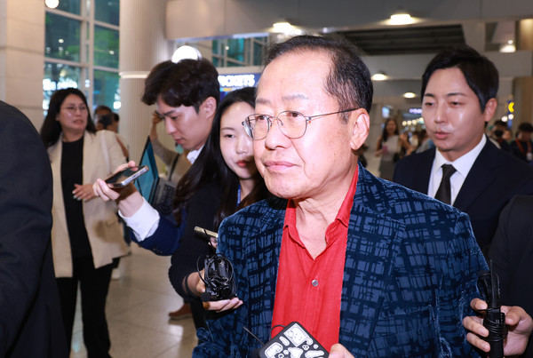 홍준표 전 대구시장이 17일 인천국제공항 제1여객터미널을 통해 귀국, 취재진과 인터뷰를 마친 뒤 이동하고 있다. 연합뉴스
