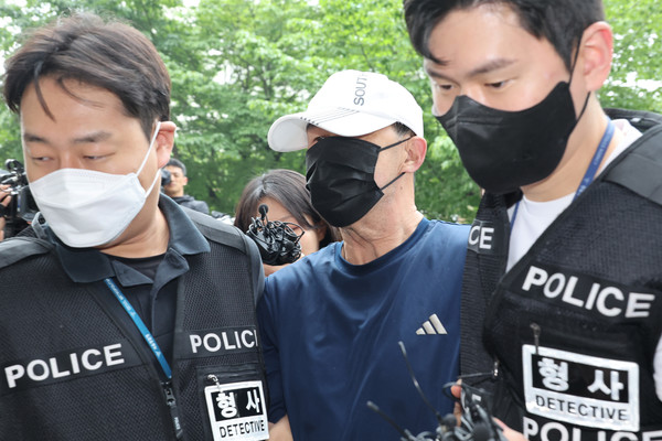 서울 지하철 5호선 열차 안에 불을 지른 60대 남성이 2일 영장실질심사를 위해 서울 양천구 서울남부지법에 출석하고 있다. 연합뉴스