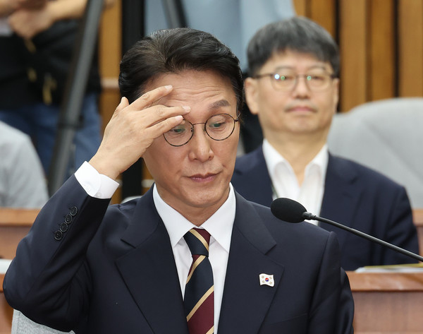 김민석 국무총리 후보자가 25일 서울 여의도 국회에서 열린 인사청문회에 출석해 이마를 만지고 있다. 연합뉴스