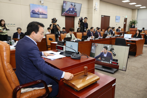 25일 국회에서 열린 에서 국민의힘 소속 성일종 위원장이 의사봉을 두드리고 있다. 연합뉴스