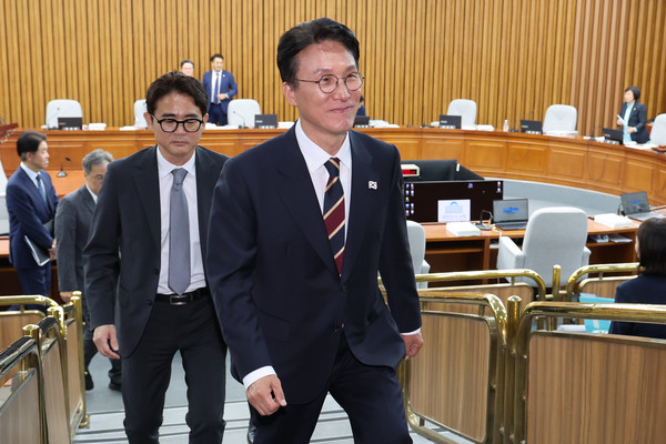 김민석 국무총리 후보자가 25일 서울 국회에서 열린 인사청문회가 자료 제출 등을 둘러싼 여야 대립으로 파행이 지속되자 후보자석을 잠시 떠나고 있다. 연합뉴스 