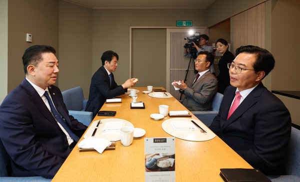 김병기 더불어민주당 원내대표와 송언석 국민의힘 원내대표가 26일 서울 여의도 한 식당에서 열린 양당 오찬 회동에서 대화를 나누고 있다. 연합뉴스