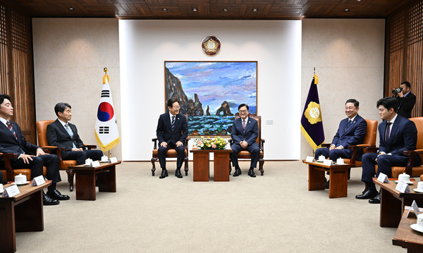 이재명 대통령이 26일 국회에서 추가경정예산 시정연설에 앞서 우원식 국회의장, 여야 대표와 환담하고 있다. 연합뉴스