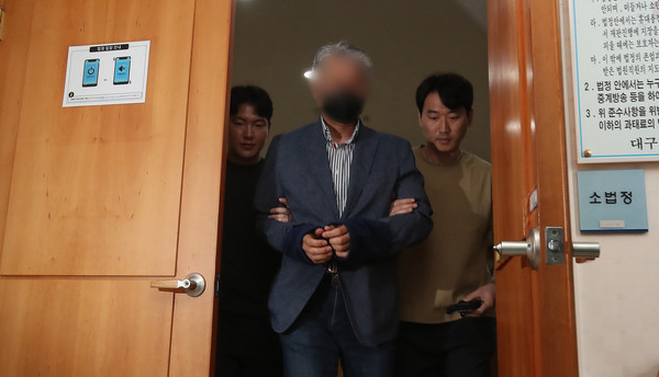 24일 경북 의성군 대구지방법원 의성지원에서 '경북 산불'과 관련해 산림보호법상 실화 혐의를 받는 50대 성묘객이 구속 전 피의자 심문(영장실질심사)을 받고 법정을 나서고 있다. 연합뉴스