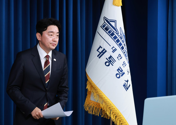 강훈식 대통령비서실장이 26일 서울 용산 대통령실 청사에서 헌법재판관, 국세청장 등에 대한 인선 발표를 위해 브리핑실에 입장하고 있다. 연합뉴스