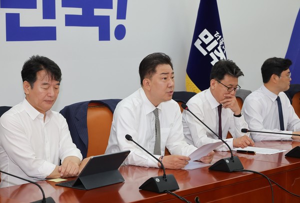 더불어민주당 김병기 당대표 직무대행 겸 원내대표가 19일 서울 여의도 국회에서 열린 정책조정회의에 참석해 발언하고 있다. 연합뉴스