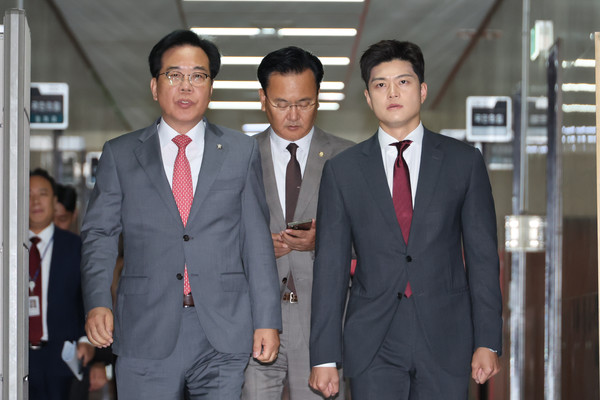 국민의힘 김용태 비상대책위원장(오른쪽)과 송언석 원내대표가 19일 서울 여의도 국회에서 열린 "비리백화점 이재명 정부 인사청문회 대책회의"에 참석하고 있다. 연합뉴스