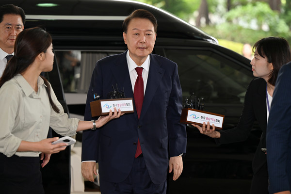 윤석열 전 대통령이 28일 피의자 신분으로 내란특검 조사를 받기 위해 서울 서초구 서울고검 청사로 출석하고 있다.  연합뉴스