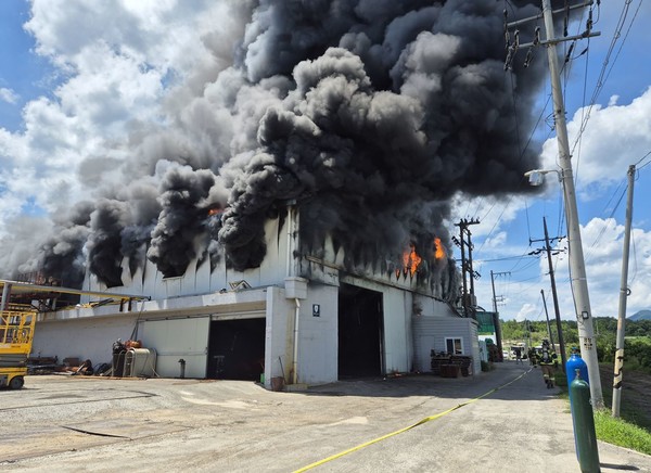 30일 오전 1시 19분쯤 경북 영천시 신녕면 한 폐기물 공장에서 화재가 발생해 소방당국이 진화작업을  벌이고 있다. 경북소방본부 제공