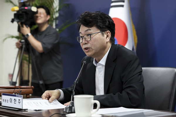 이한주 국정기획위원회 위원장이 30일 서울 종로구 국정기획위원회에서 열린 제3차 전체회의에서 발언하고 있다. 연합뉴스