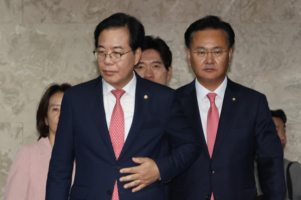 국민의힘 송언석 원내대표와 유상범 원내수석부대표가 30일 서울 여의도 국회에서 열린 의원총회에 참석하고 있다. 연합뉴스