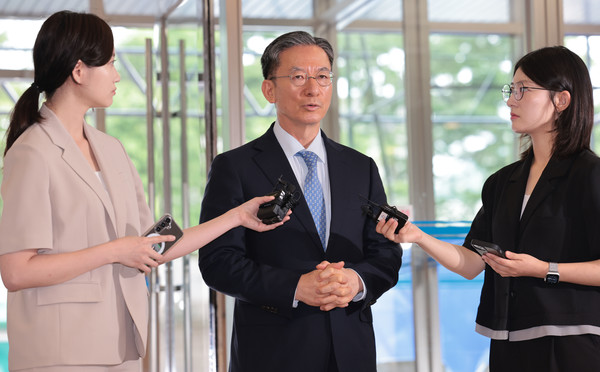 정성호 법무부 장관 후보자가 1일 서울 종로구 적선동에 마련된 인사청문회 준비 사무실로 출근하며 지명 소감을 밝히고 있다. 연합뉴스