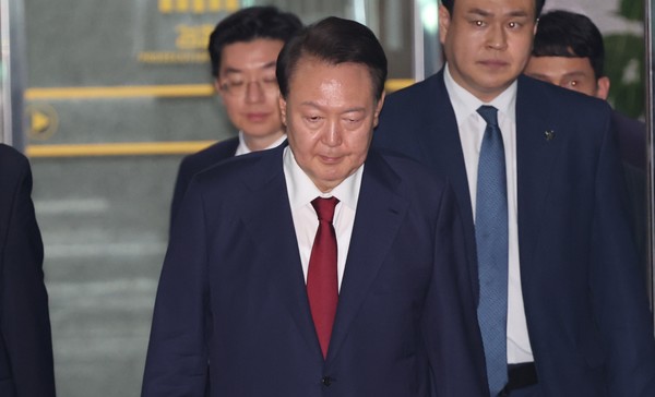 피의자 신분으로 내란 특검 조사를 받은 윤석열 전 대통령이 서초구 서울고검 청사를 나서고 있다. 연합뉴스