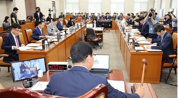 신정훈 국회 행정안전위원장이 30일 서울 여의도 국회에서 전체회의를 개의하며 의사봉을 두드리고 있다. 연합뉴스