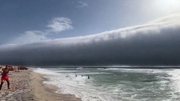 폭염이 만들어 낸 포르투갈 해안가의 두루마리 구름. 엑스 캡처