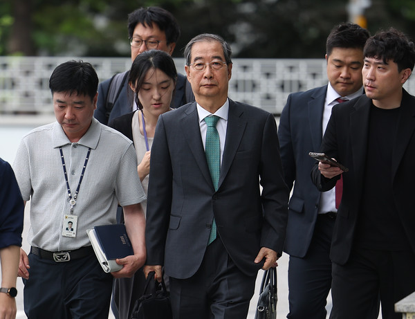 한덕수 전 국무총리가 2일 내란특검 조사를 받기 위해 서울 서초구 서울고검 청사로 향하고 있다. 연합뉴스