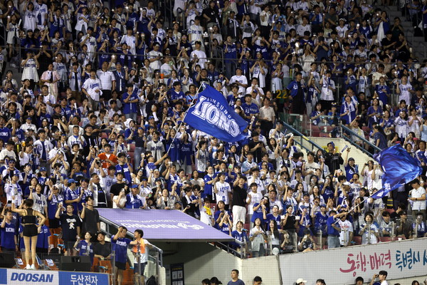 2일 잠실구장에서 열린 KBO 프로야구 두산 베어스전에서 삼성 라이온즈 원정 팬들이 관중석을 가득 메우고 있다. KBO 제공 