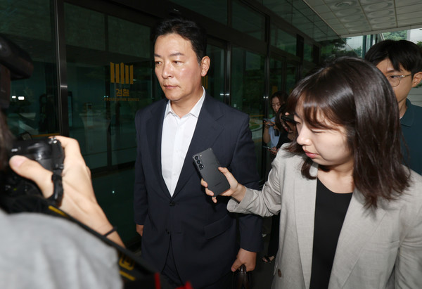 김성훈 전 대통령경호처 차장이 3일 내란특검 조사를 받기 위해 서초구 서울고검으로 들어서고 있다. 연합뉴스