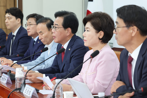 국민의힘 송언석 비상대책위원장 겸 원내대표가 3일 서울 여의도 국회에서 열린 비상대책위원회의에서 발언하고 있다.  연합뉴스