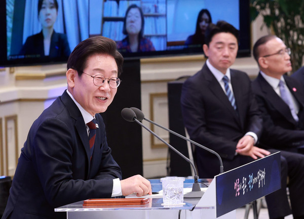  이재명 대통령이 3일 청와대 영빈관에서 열린 '대통령의 30일, 언론이 묻고 국민에게 답하다' 기자회견에서 취재진 질문에 답하고 있다. 연합뉴스