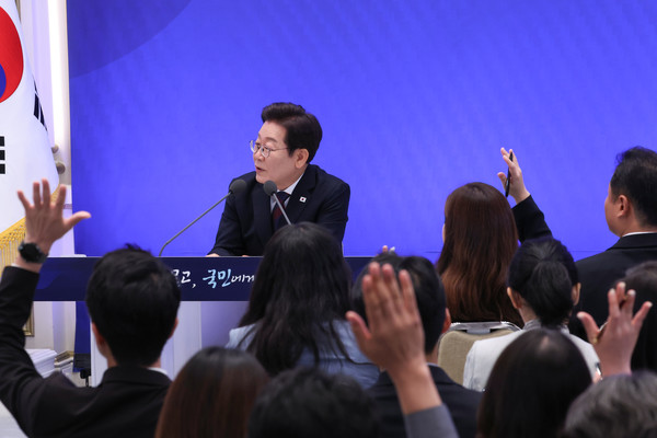 이재명 대통령이 3일 청와대 영빈관에서 '대통령의 30일, 언론이 묻고 국민에게 답하다' 기자회견을 하고 있다. 연합뉴스