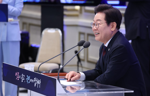 이재명 대통령이 3일 청와대 영빈관에서 열린 '대통령의 30일, 언론이 묻고 국민에게 답하다' 기자회견에서 발언하고 있다. 연합뉴스