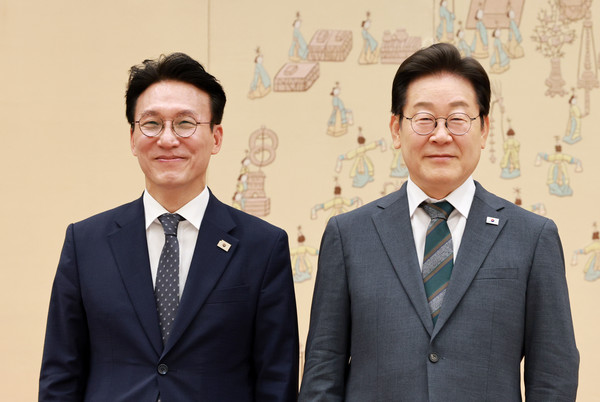 이재명 대통령이 4일 용산 대통령실에서 김민석 국무총리에게 임명장을 수여한 후 기념촬영을 하고 있다. 연합뉴스