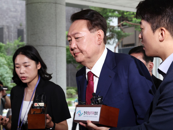 윤석열 전 대통령이 5일 내란 특검의 2차 조사를 받기 위해 조은석 특별검사팀 사무실이 있는 서울 서초구 서울고검에 출석하고 있다. 연합뉴스