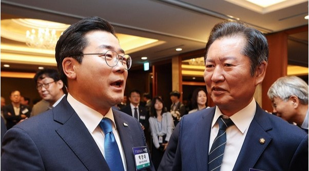 더불어민주당 당 대표에 출마한 정청래 의원과 박찬대 의원이 지난달 25일 서울 중구 롯데호텔에서 열린 '2025 경향포럼'에서 내빈들과 인사하고 있다. 국회사진기자단