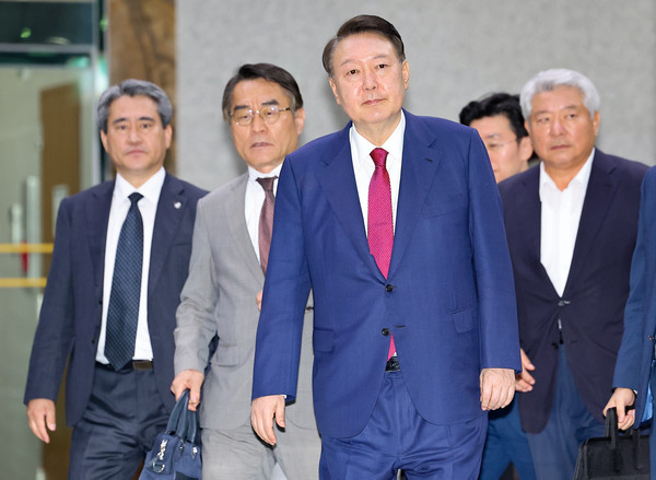 윤석열 전 대통령이 5일 내란 특검 2차 조사를 마치고 조은석 특별검사팀 사무실이 있는 서울 서초구 서울고검을 나서고 있다. 연합뉴스 