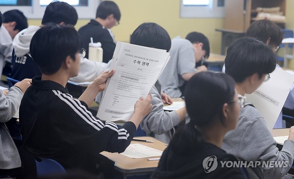 재수생들이 2026학년도 대학수학능력시험 6월 평가원 모의고사 시행일인 6월 4일 서울 양천구 종로학원 고사실에서 시험지를 배부받고 있다. 연합뉴스