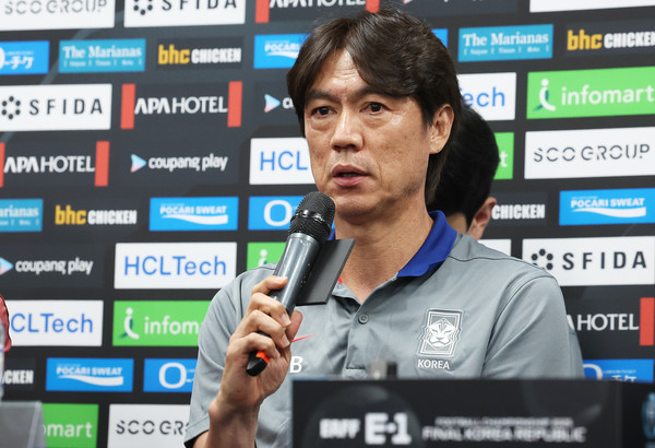  6일 경기도 용인미르스타디움에서 열린 2025년 동아시아축구연맹(EAFF) E-1 챔피언십(동아시안컵) 공식 기자회견에서 한국 홍명보 감독이 취재진 질문에 답하고 있다. 연합뉴스