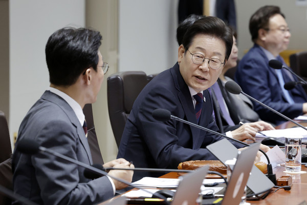  이재명 대통령이 5일 서울 용산 대통령실 청사에서 열린 국무회의에서 김민석 국무총리를 환영하는 인사말을 하고 있다. 대통령실통신사진기자단