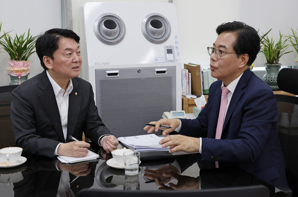 송언석(오른쪽) 국민의힘 비상대책위원장과 안철수 의원. 연합뉴스