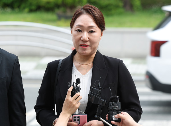 '명태균 여론조사비 대납 의혹'과 관련해 홍준표 전 대구시장 관련 폭로를 이어오고 있는 강혜경 전 미래한국연구소 부소장이 23일 대구 수성구 대구경찰청에 참고인 조사를 받기 위해 출석하기 전 취재진의 질문에 답변하고 있다. 연합뉴스