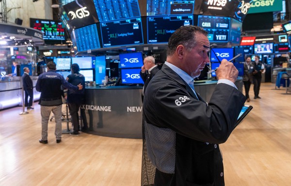 7일(현지시간) 뉴욕증권거래소(NYSE)에서 트레이더들이 수치를 확인하고 있다. AFP 연합뉴스