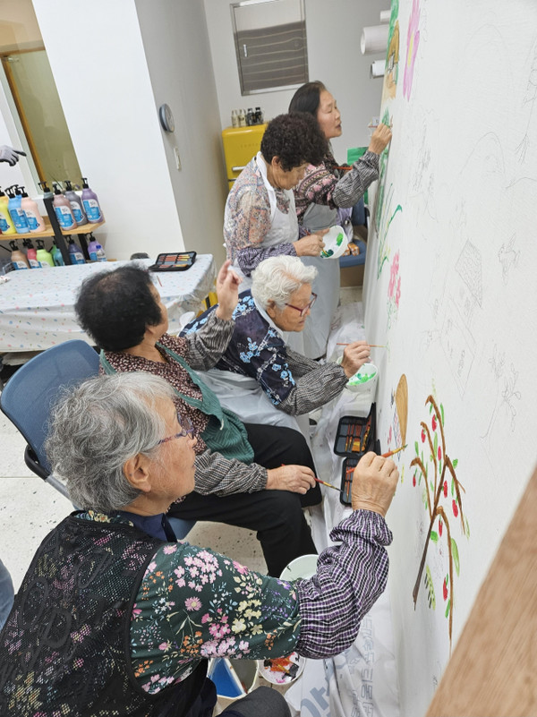 문경 할머니들이 작품활동을 하고 있는 모습. 문경작은미술관 틔움 제공
