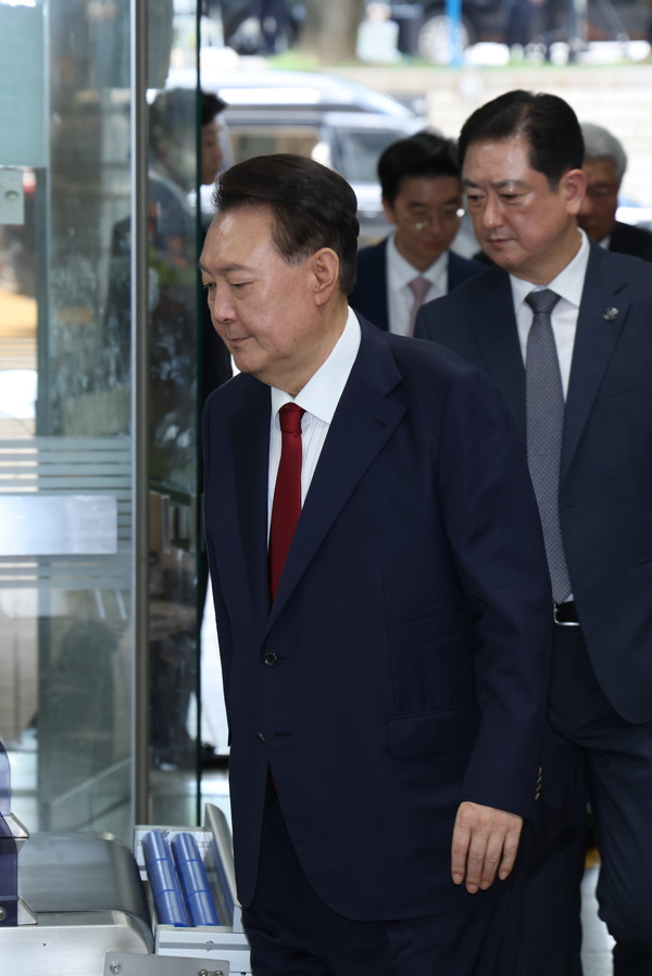 12·3 비상계엄과 관련해 특검의 수사를 받는 윤석열 전 대통령이 9일 서울 서초구 중앙지법에서 열린 영장실질심사에 출석하기 위해 법정으로 향하고 있다. 연합뉴스