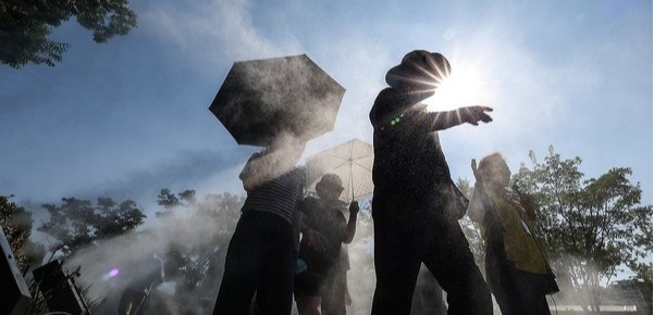 기상청은 27일 오전 11시 기준 대구와 경북지역을 비롯해  전남·전북·경남 일부 지역과 광주, 대구, 부산, 울산에 폭염주의보를 발효했다. 연합뉴스