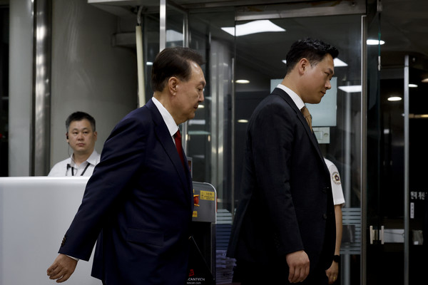 12.3 비상계엄 사태 관련 내란 혐의를 받는 윤석열 전 대통령이 9일 서울 서초구 서울중앙지방법원에서 구속 전 피의자 심문(영장실질심사)을 마치고 대기 장소인 서울구치소로 이동하고 있다. 연합뉴스