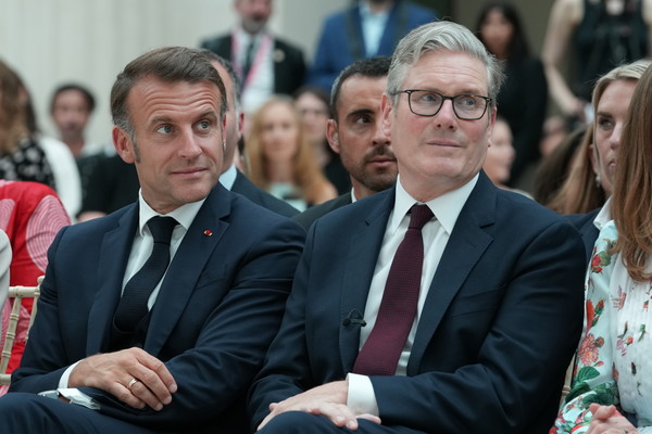 에마뉘엘 마크롱 프랑스 대통령(오른쪽)과 키어 스타머 영국 총리(왼쪽)가 9일(현지시간) 영국 런던 대영박물관에서 열린 행사에 참석하고 있다. EPA연합뉴스