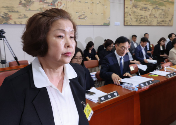 손효숙 리박스쿨 대표가 10일 서울 여의도 국회 교육위원회에서 열린 리박스쿨 청문회에서 발언대로 향하고 있다. 연합뉴스