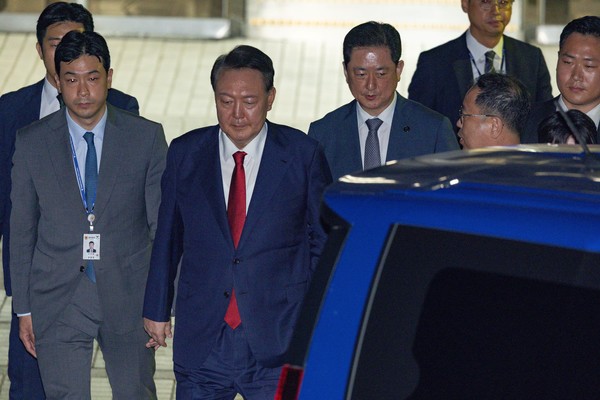 12·3 비상계엄과 관련해 특검의 수사를 받는 윤석열 전 대통령이 9일 서울 서초구 서울중앙지법에서 열린 구속 전 피의자 심문(영장실질심사)이 끝난 뒤 법원을 떠나고 있다. 연합뉴스