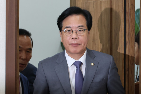 국민의힘 송언석 비대위원장 겸 원내대표가 10일 서울 여의도 국회에서 열린 비상대책위원회의에 참석하고 있다. 연합뉴스