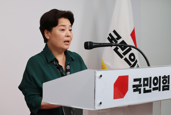 국민의힘 윤희숙 혁신위원장이 10일 서울 여의도 당사에서 제1차 혁신위원회 회의 결과를 브리핑을 하고 있다. 연합뉴스