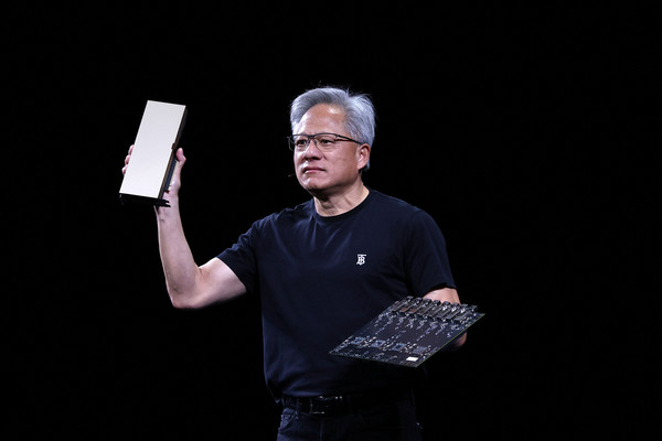 6월 11일(현지시간) 프랑스 파리 포르트 드 베르사유 전시장에서 열린 혁신 및 스타트업 관련 행사 ‘비바 테크놀로지(Viva Technology)’ 콘퍼런스에서 젠슨 황 엔비디아 CEO가 연설하고 있다. 로이터 연합뉴스