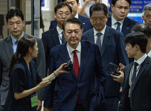 12·3 비상계엄과 관련해 특검의 수사를 받는 윤석열 전 대통령이 9일 서울 서초구 서울중앙지법에서 열린 구속 전 피의자 심문(영장실질심사)이 끝난 뒤 법원을 떠나고 있다. 연합뉴스