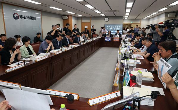 10일 정부세종청사 최저임금위원회에서 열린 최저임금위원회 제12차 전원회의. 연합뉴스