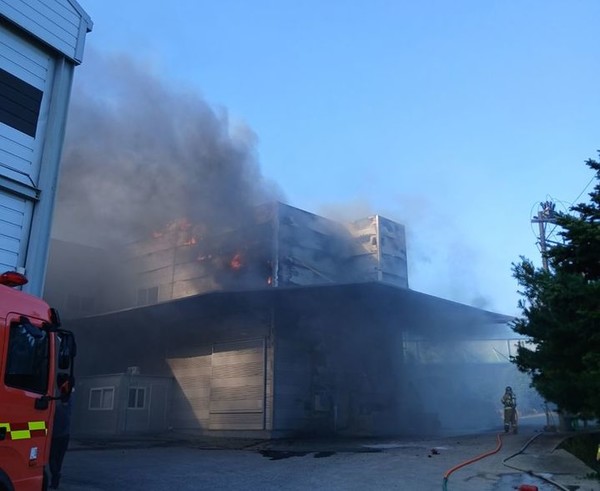 의성군 다인면 삼분리 도정공장에서 발생한 화재를 소방대원들이 진화하고 있다. 경북소방본부 제공