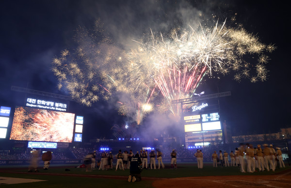 12일 대전 한화생명 볼파크에서 열린 2025 신한 SOL뱅크 KBO 올스타전이 끝난 뒤 폭죽이 터지고 있다. 연합뉴스